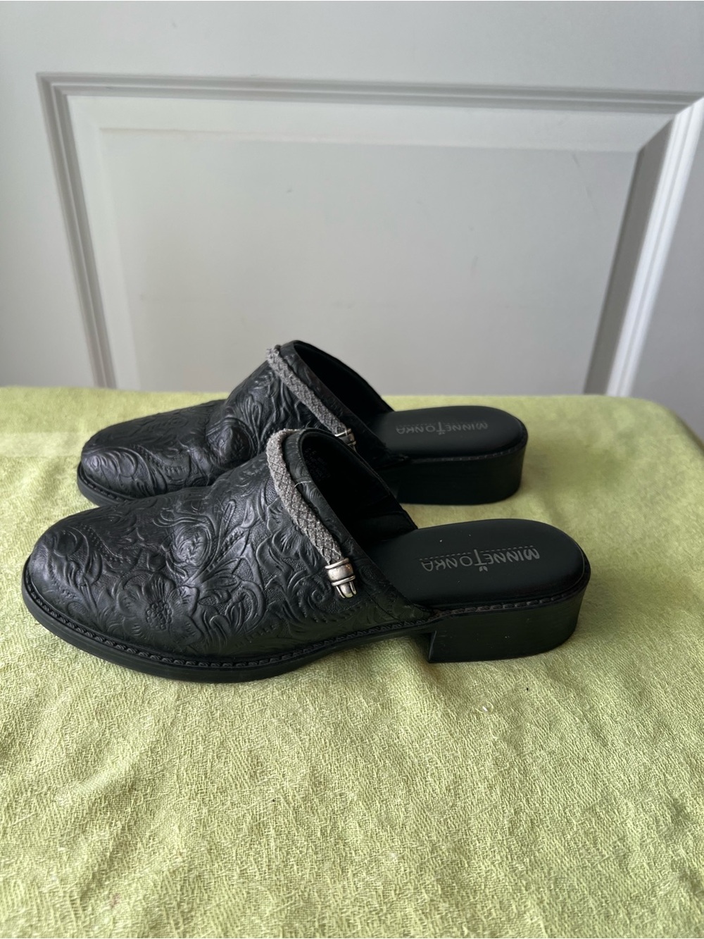 Minnetonka Black tooled Leather Clogs. Size 6.5